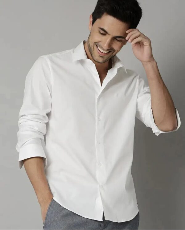 Men Regular Fit Solid Spread Collar Casual Shirt